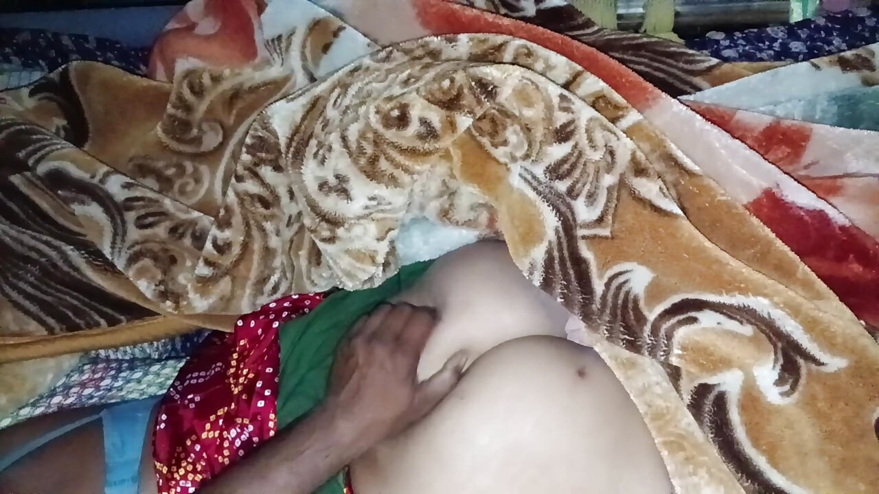 오늘은 형부가 담요를 덮고 형수와 연애하며, 흐느끼며 내 사랑을 빼앗고 있어.