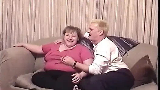 Tombul sarışın orta yaşlı seksi kadın birden fazla adam tarafından dölleniyor