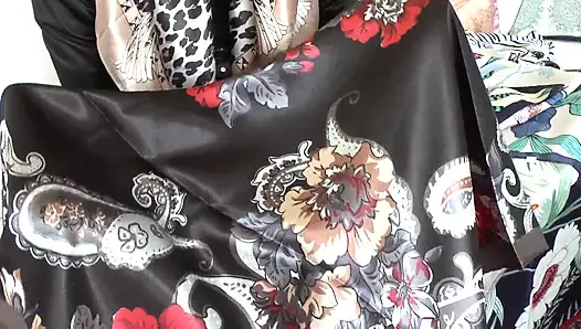 Hari scarf satin! Muncrat di seluruh syal satinku, lady victoria valente