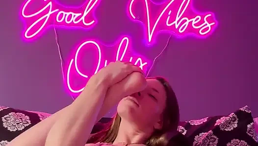 Ayak parmaklarını emiyor ve oyuncakla oynuyor