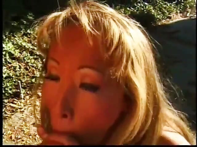 O asiatică sexy este futută tare și o ia pe la spate de la un tip alb