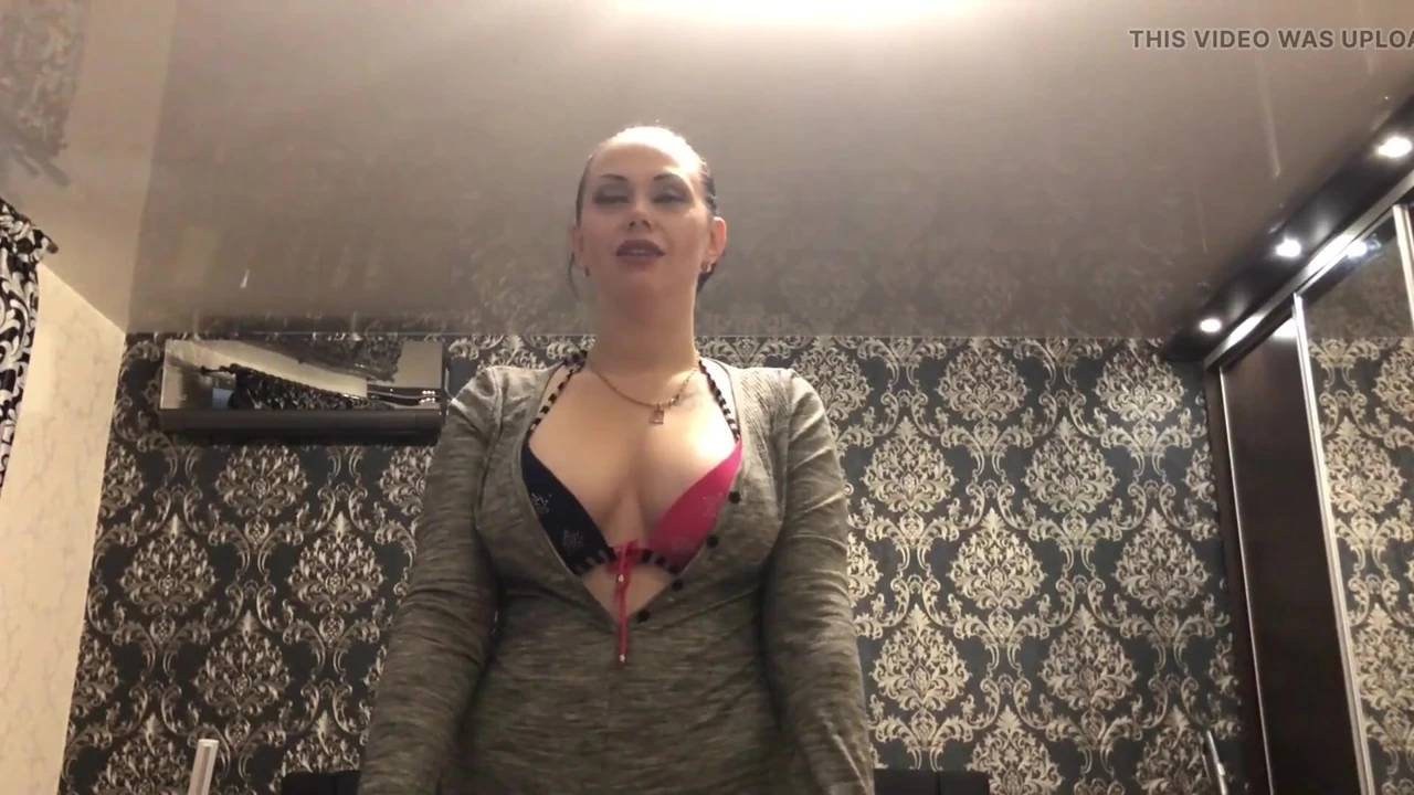 Güçlü egzersiz ve kaslara tapma! Seksi vücut kıyafeti içinde motivasyon ve hakimiyet!
