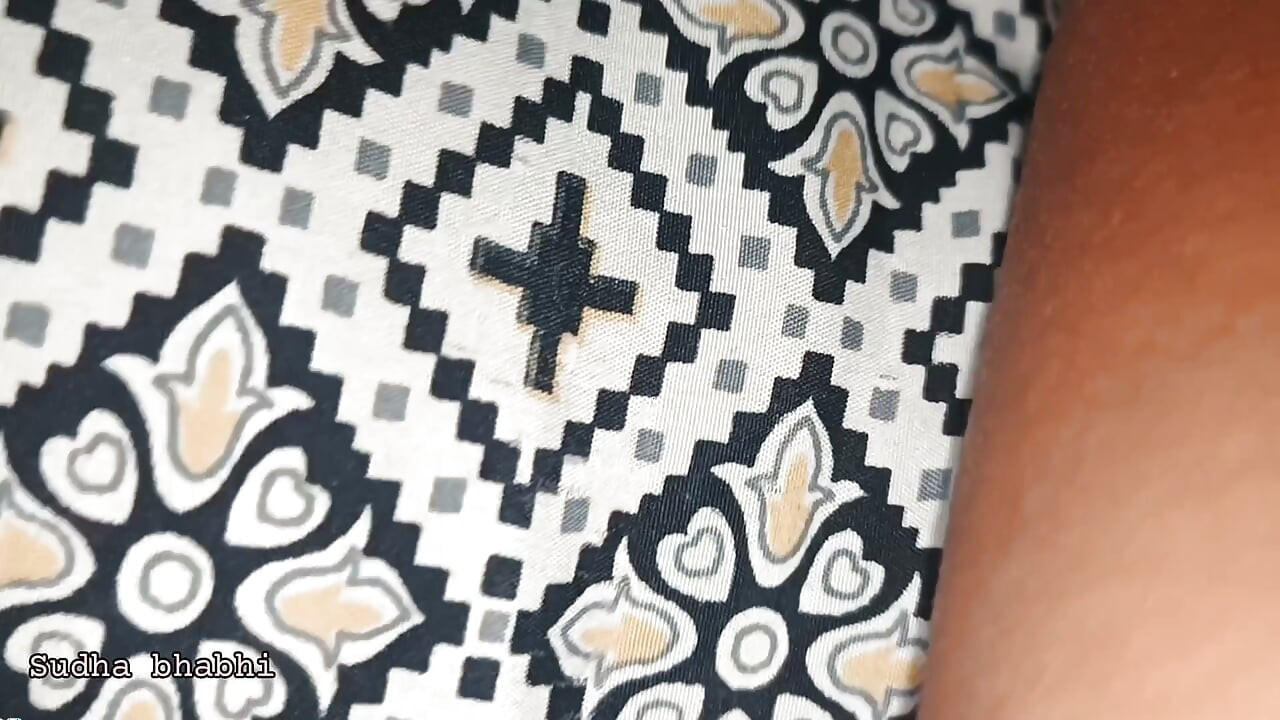Wat deed haar stiefbroer 's nachts met haar terwijl haar stiefzus in haar kamer was?