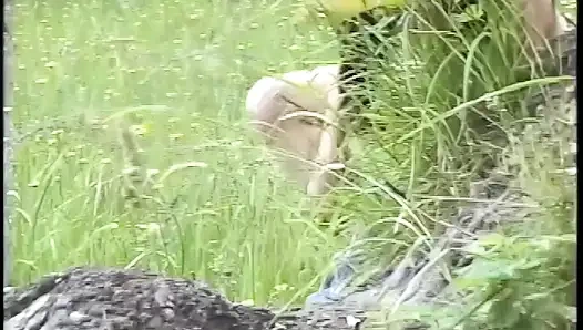 Gerçek hayattaki lezbo aşıkları açık havada amcık yalıyor