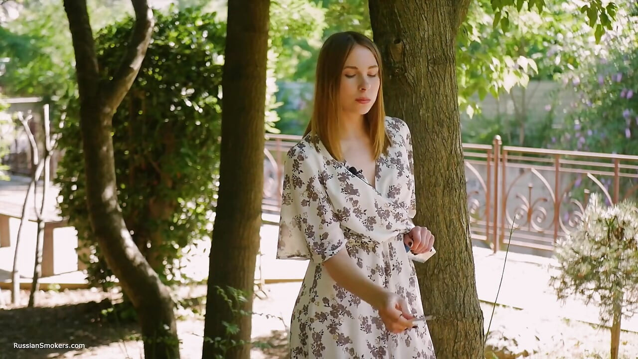 Evgeniya rookt sterke 120mm sigaret