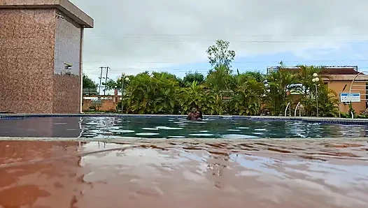 Havuzda yüzen sperm, suda sert seks, çifte orgazm