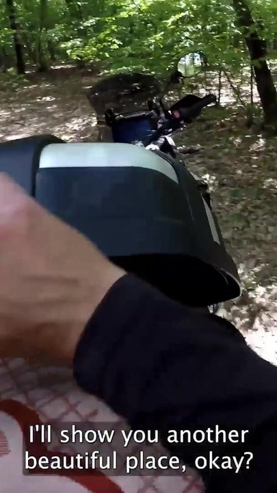 Ikoniskt ögonblick från "HUNT4K. Förödmjukar sin pojkvän medan hon suger en enorm cyklisters kuk i skogen"