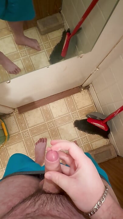 Masturbándose en el espejo del baño