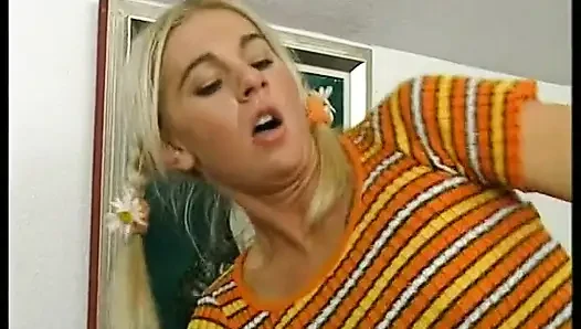 Köstliches blondes teen bekommt ihre kostbare muschi geknallt und mit sperma bedeckt