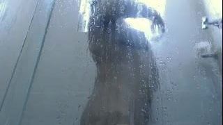 Kijk hoe ik een zeepachtige douche neem