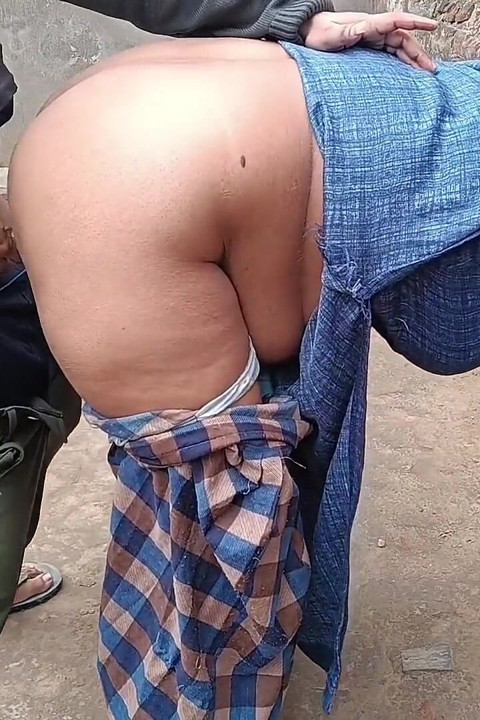 Seksi Hintli kız arkadaş erkek arkadaşıyla, önce duş alıyor, sonra özel yatak odalarında ateşli seks yapıyorlar.