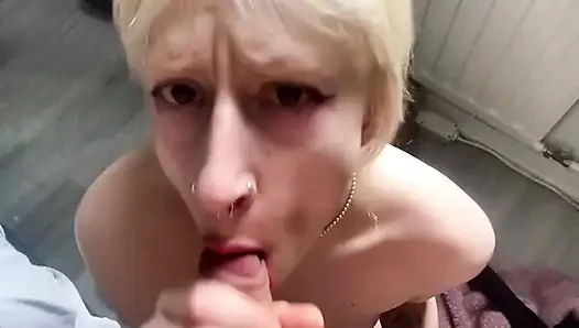 Сногсшибательная электронная девушка Pink Molly Bomb получает массивный камшот на ее симпатичное юное лицо