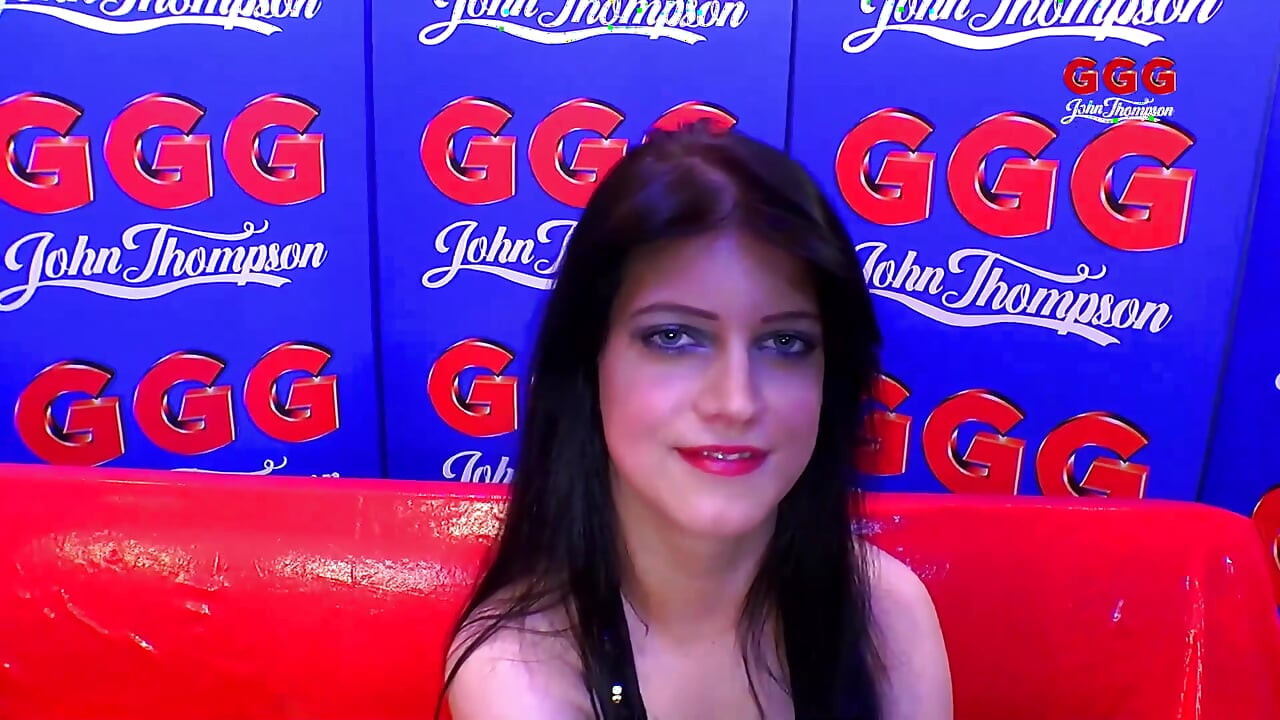 큰 젖탱이로 대학 미녀를 삼키는 거유 여친 존 톰슨