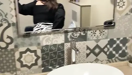 Pawg masturbasi di kamar mandi umum
