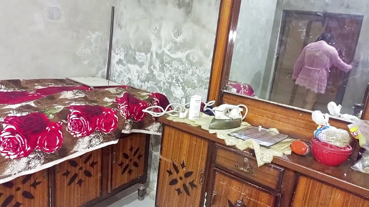 Поради прехвърлянето на бащата на Комал, това беше последният й ден от класа и гаджето от училището също започна да се чука