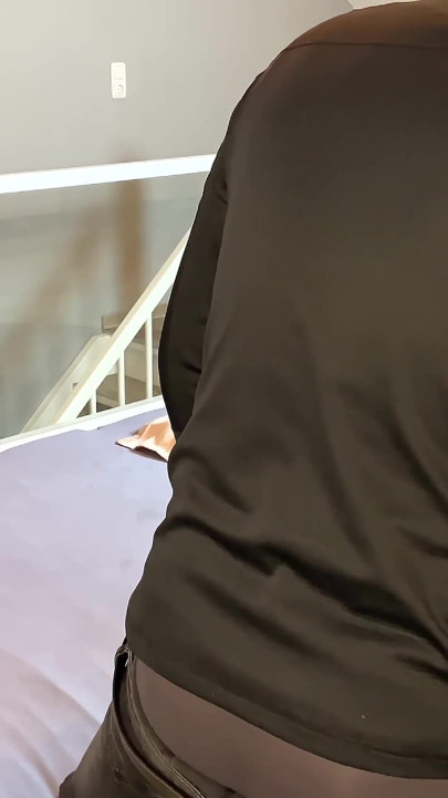 Ibu rumah tangga selingkuh mendapat dua creampies