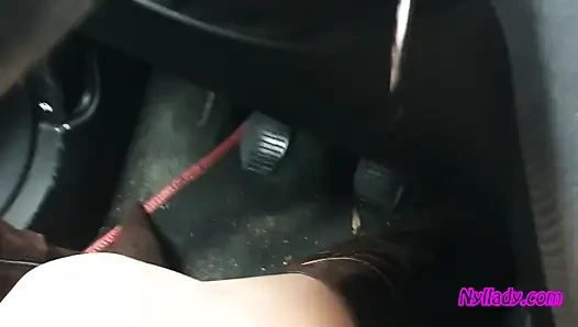 Nyllady управляет ее красным Punto в сапогах на высоких каблуках