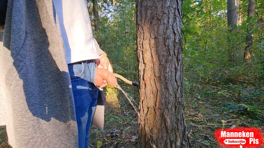 De paseo por el bosque, meando bajo un árbol