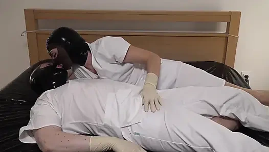 Doktor meslektaşını tadına baktı, ona sprey mi verildi? Farklı açı