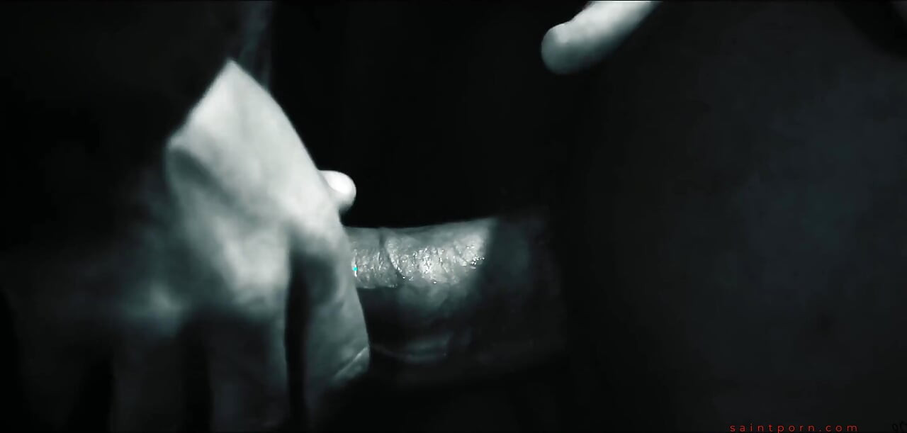 Jasmine Webb adore les bites noires