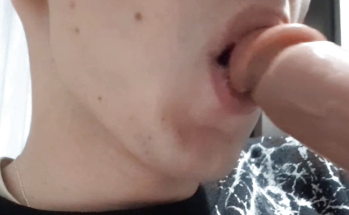 Просто духам дилдо у дома