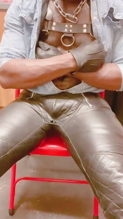 Un beau-père musclé en cuir joue en solo