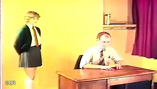 Gadis remaja malang yang hot pantatnya dicambuk di kelas