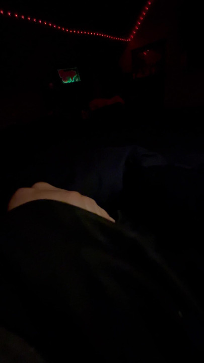 彼女がパーティーグッズを持って戻ってくるのを待ちながら、自分のチンコをしごきながら