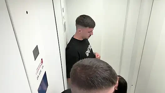 Kami Bercinta Di Lift Dan Tetangga Menangkap Kami