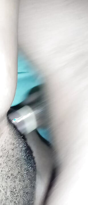 Thick Babe åpner bena bredt slik at jeg ikke kan knulle den trange fitta hennes