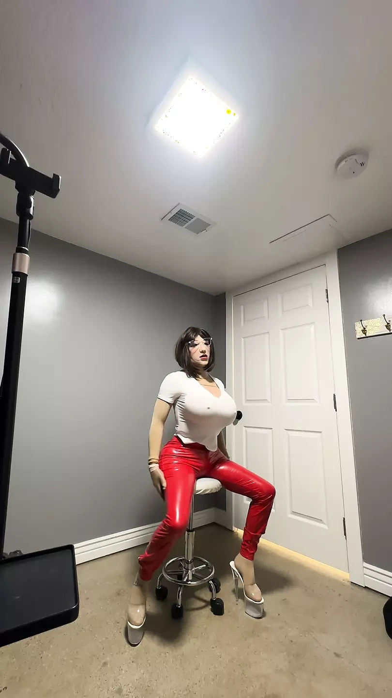 Hot trans CD in sexy red latex jeans