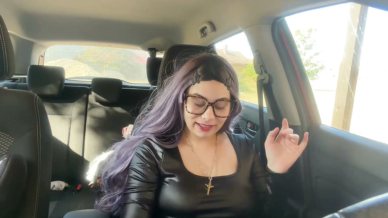 Saya di dalam kereta dan honking horn dengan pantat besar saya.