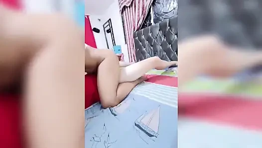 Ateşli üvey baba Noel hediyesini buluyor ve genç üvey kızını sikiyor