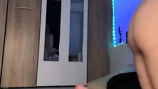 Büyük dildo ile pembe mükemmel amcığı parmaklıyor