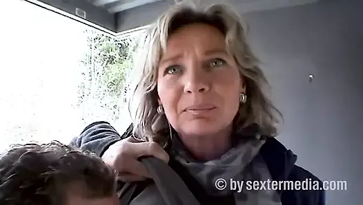 Une femme au foyer mature se fait baiser par la bite d’un inconnu