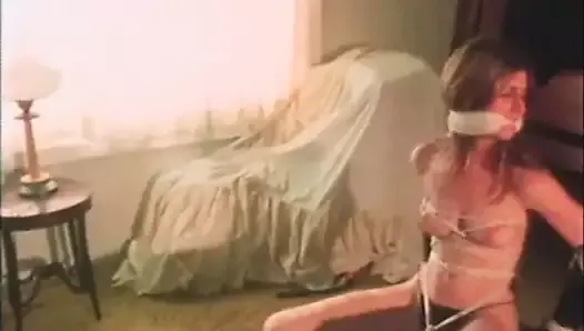 经典的女同捆绑SM - 奴隶出租 (1985)