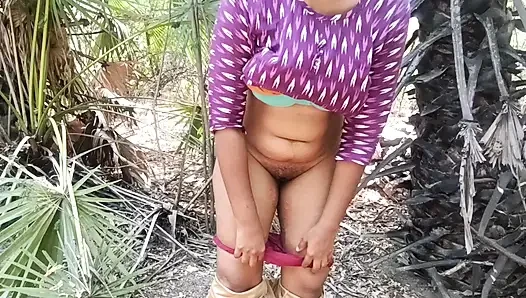 Hausfrau lutscht und leckt wald im freien