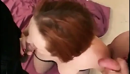Mükemmel kilolu kadın iki yarak alıyor
