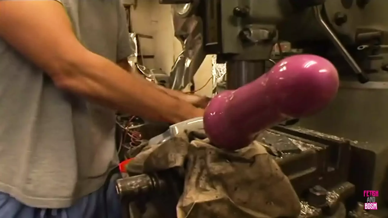 Этой сучке-блондинке отшпилили в задницу дилдо и киску мужчина