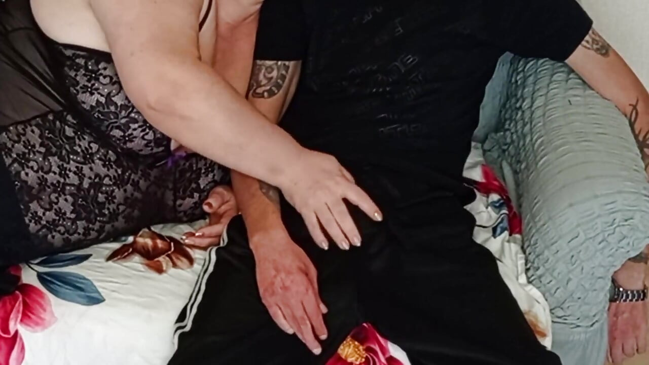 A Neighbor Gives a Deep and High-quality Blowjob Before My Cumshot in Her Mouth