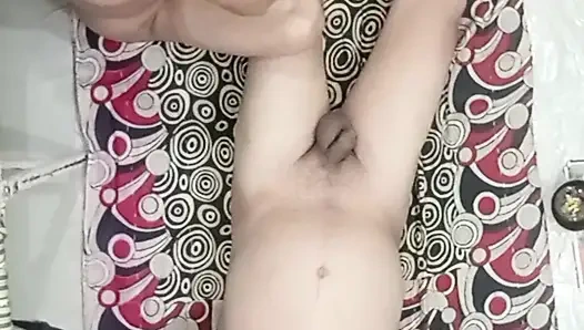 Mutlu azgın evli kadın bir profesyonel gibi şehvetli ve erotik nuru masajı yapıyor