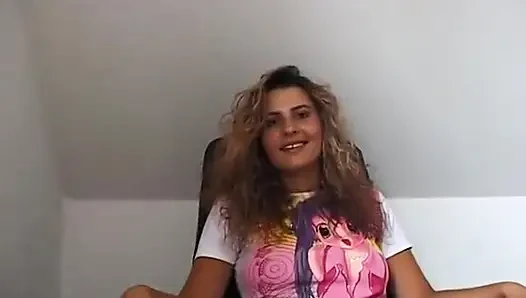 Cewek cantik rambut keriting masturbasi di video solo