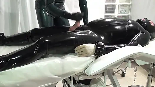 Lateks Danielle - önce orgazmım, kölenin beklemesi gerekiyor - 2 açı