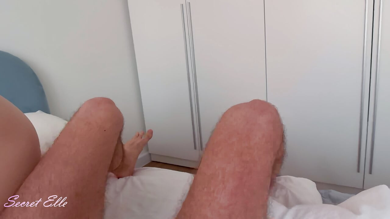 Schreibe meinem BF Gute Nacht... wahrend ein FREMDER seinen RAW CREAMPIE tief in mich pumpt