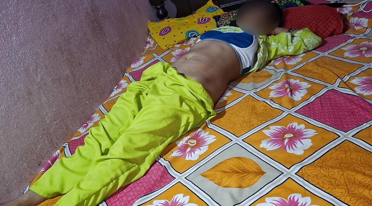 Pasangan India panas berkongkek tangan
