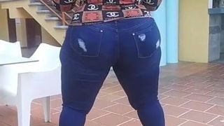 Grande latina com uma bunda grande em jeans apertados