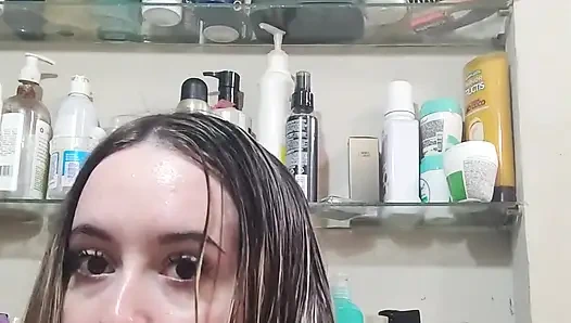 Mengeringkan Rambutku