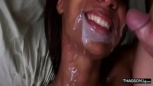 Memek cewek semok kulit hitam dengan memek berbulu ini dicrot sperma sampai banjir