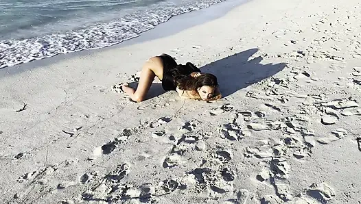 Monika fox seksi dengan bodysuit hitam di pantai