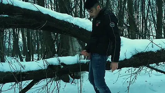 Winter ağaçta mastürbasyon yapıyor